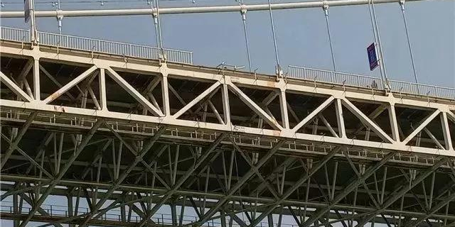 重慶大巴墜江怪防護欄桿？設(shè)計、施工企業(yè)表示“這個鍋不背”！